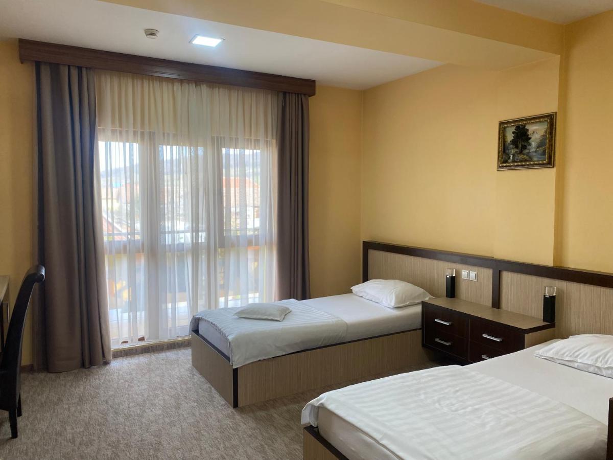 Hotel Edelweiss Medias Exterior photo